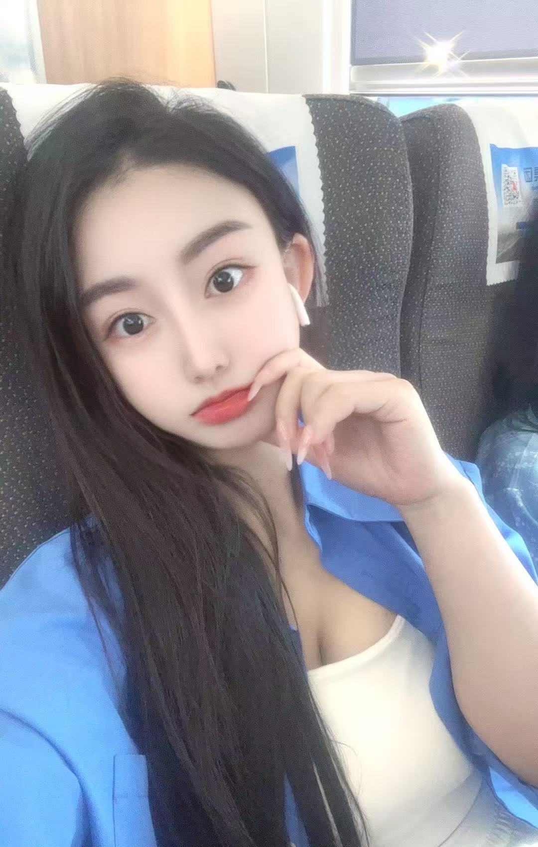 白皙丰满嫩妹
