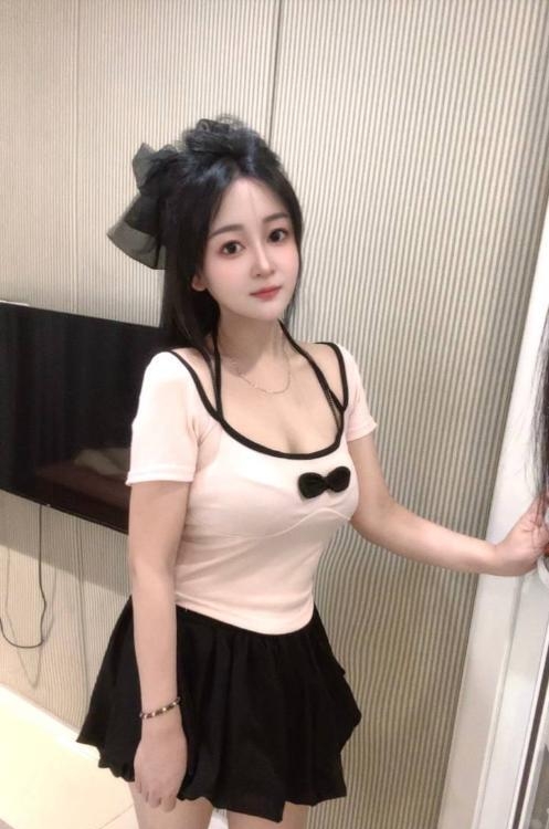 深喉B紧大波妹