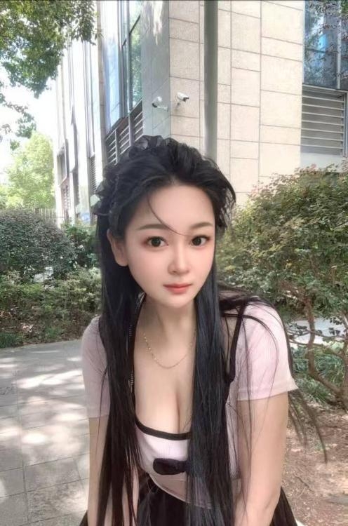 深喉B紧大波妹