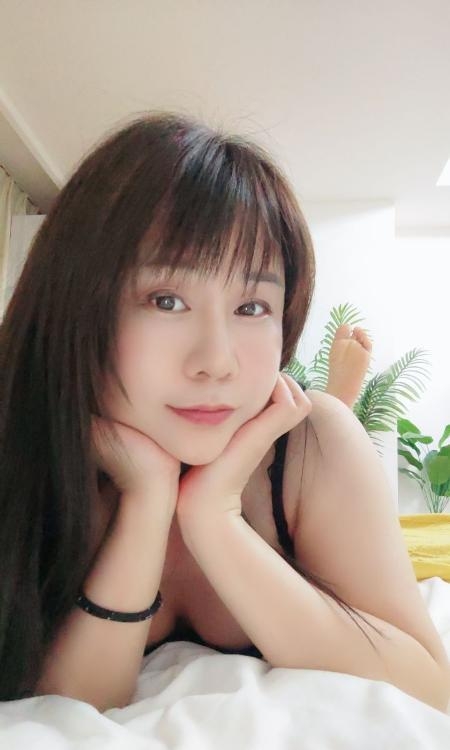 白云舌吻少妇