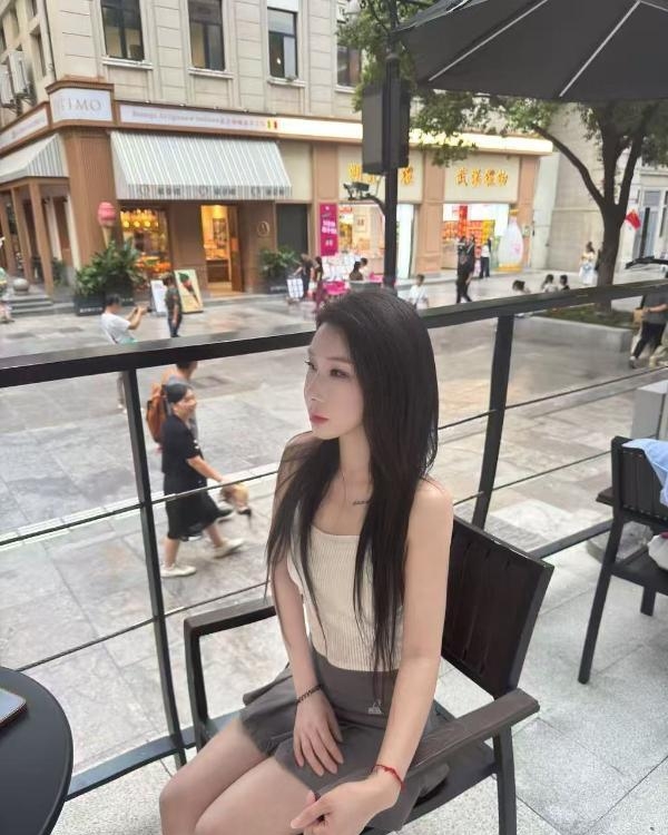 江岸小美女