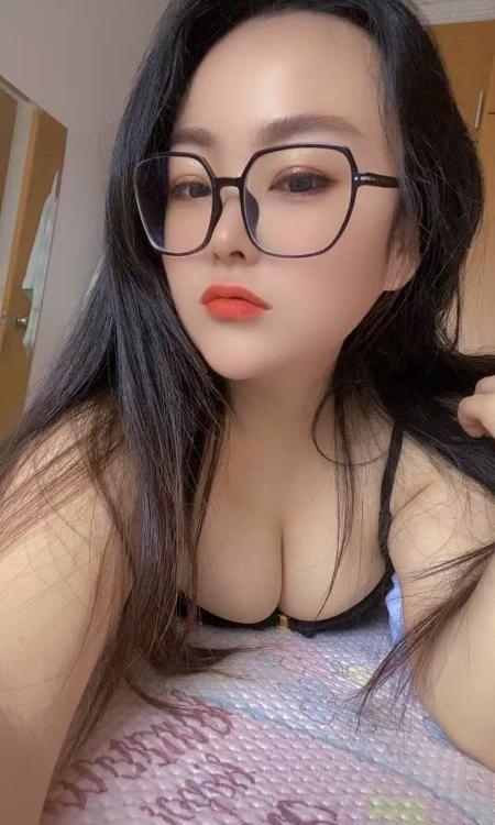 眼镜少妇球球