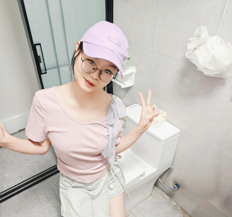 白嫩温柔小妹
