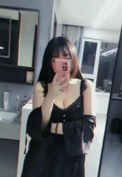 大胸萝莉妹